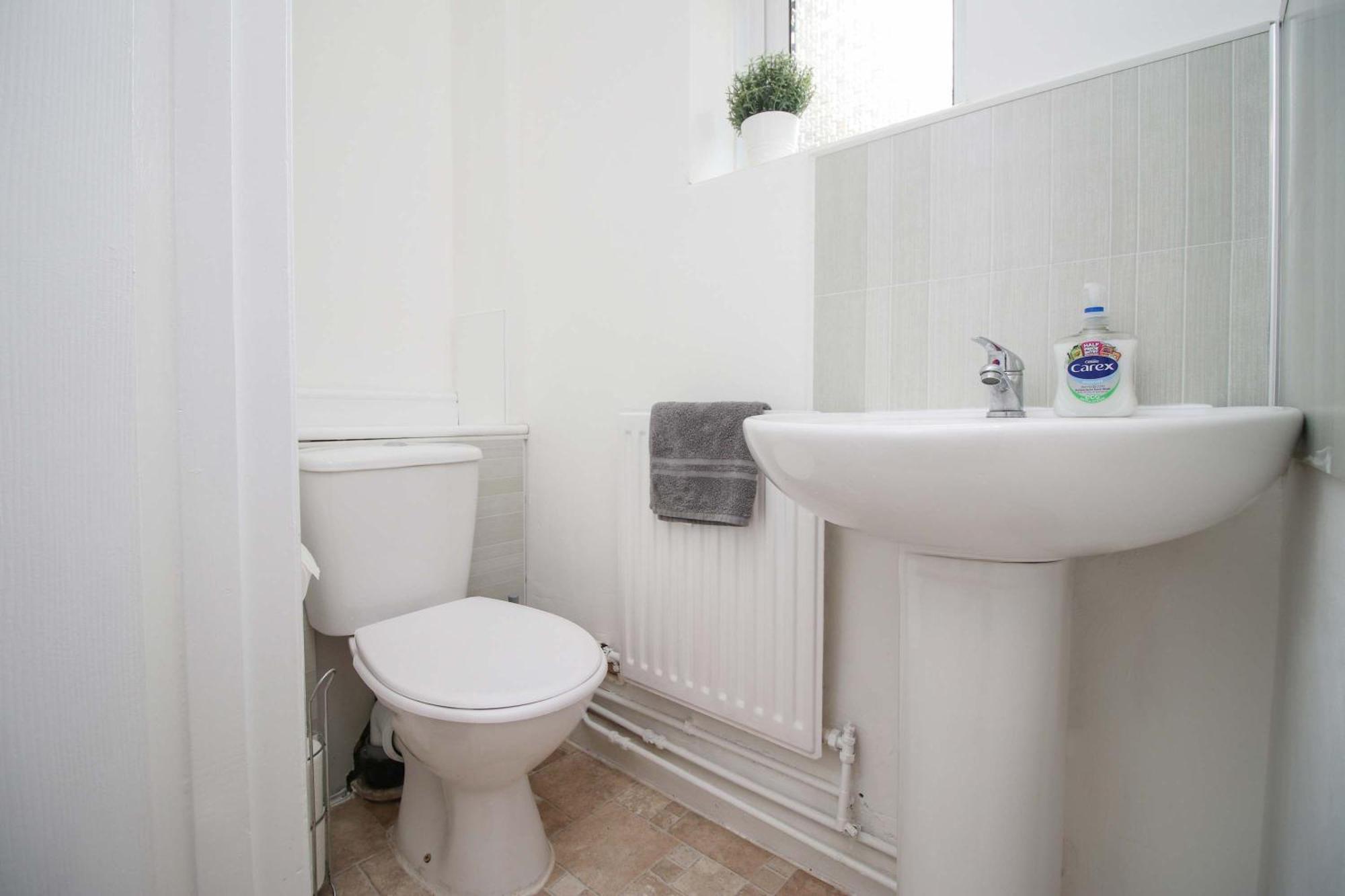 The Lockett Wonderful Large Plympton, Free Parking By Staystaycations Holiday home