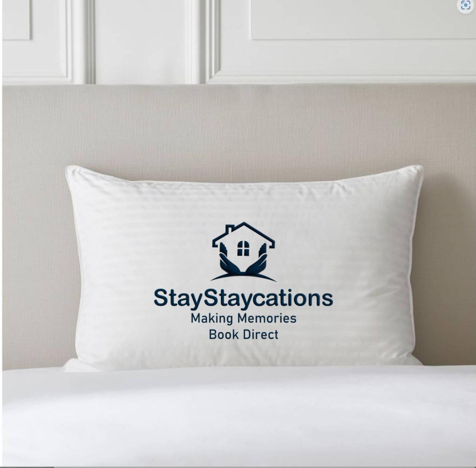The Lockett Wonderful Large Plympton, Free Parking By Staystaycations Holiday home