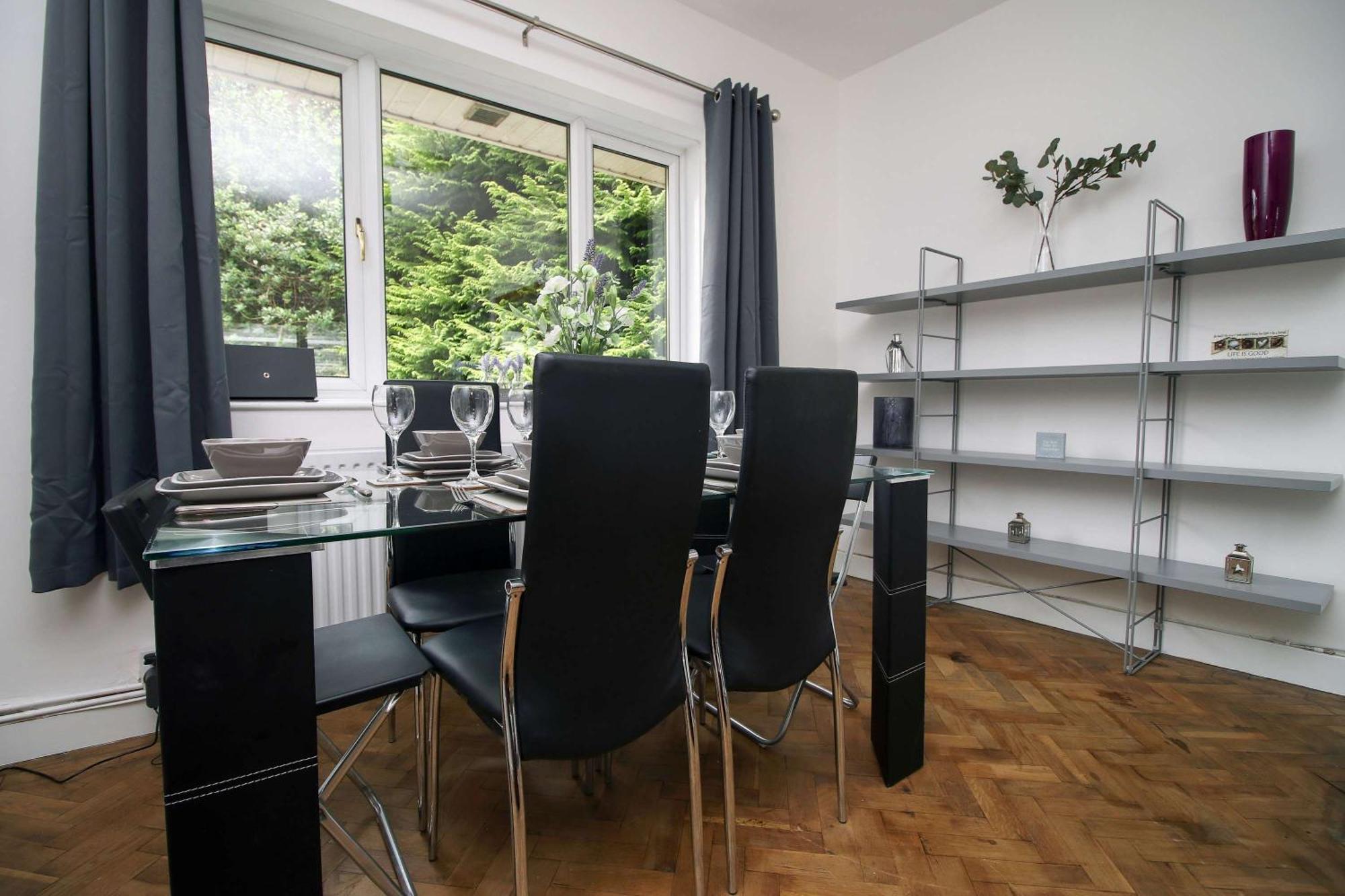 The Lockett Wonderful Large Plympton, Free Parking By Staystaycations Holiday home Plymouth